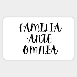 Familia ante omnia Magnet